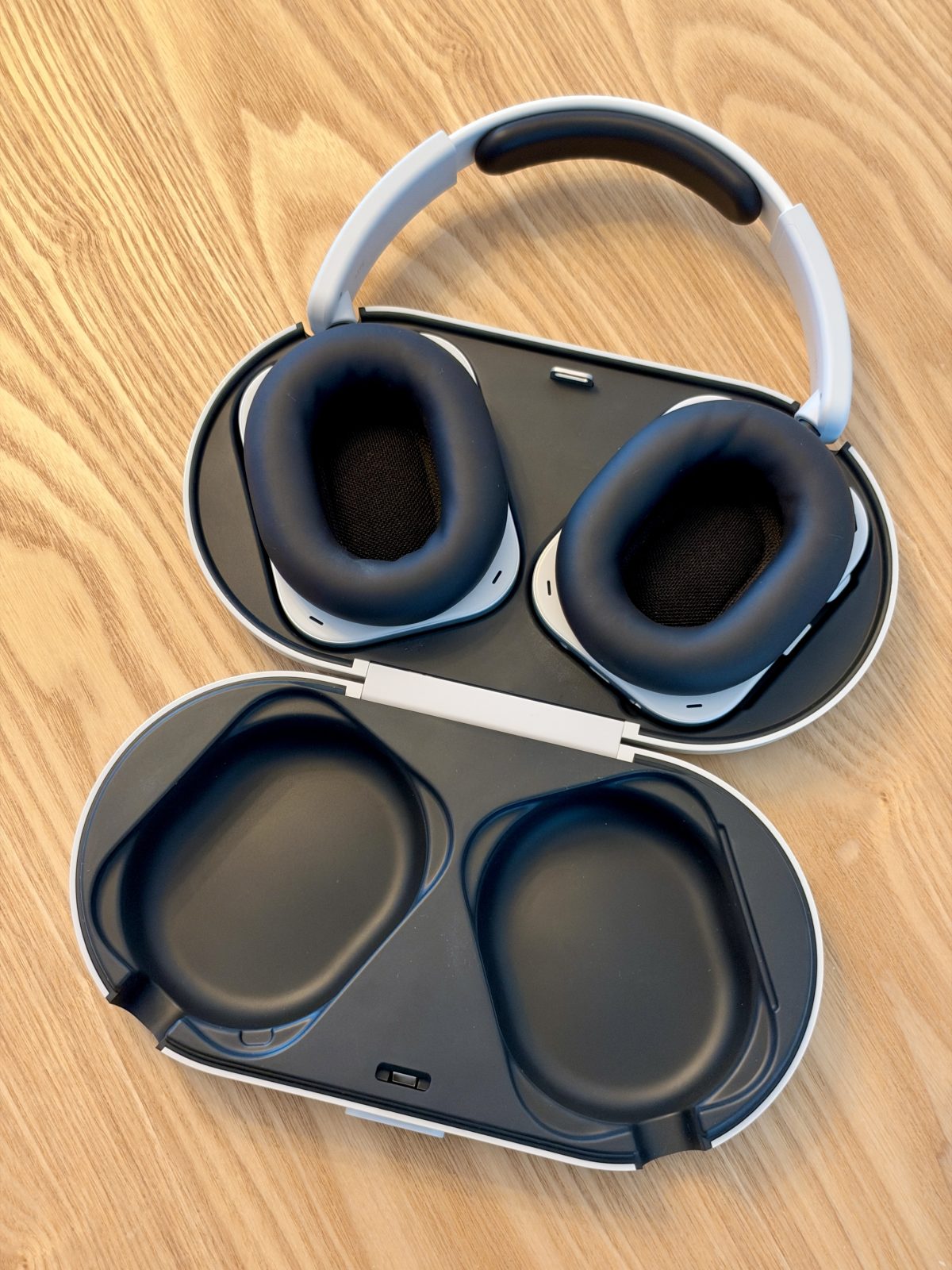 Kotelo suojaa Nothing Headphone (1) Pron kuulokekupit.