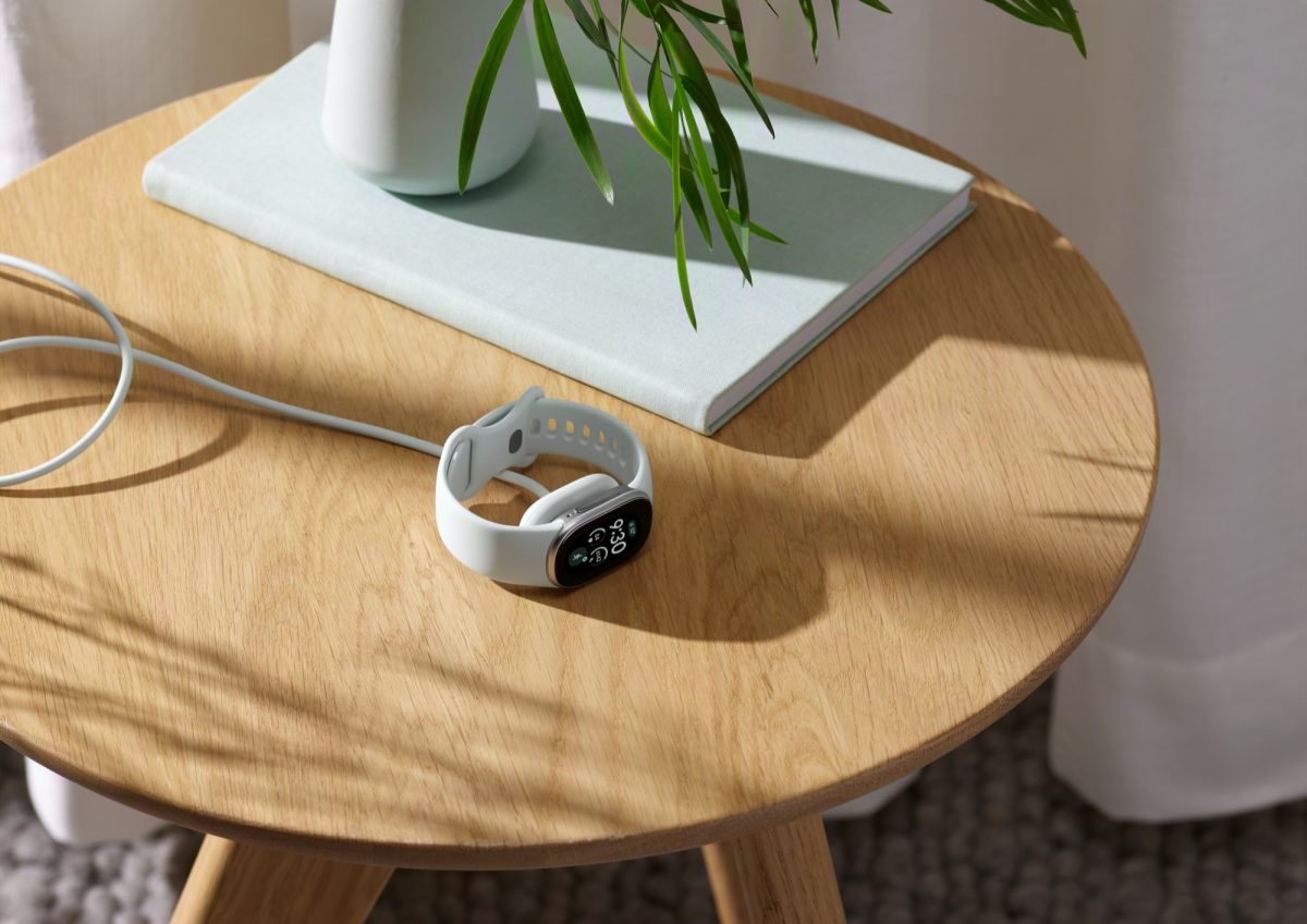 Fitbit Edge latauksessa.