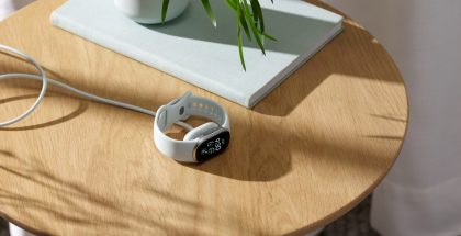 Fitbit Edge latauksessa.