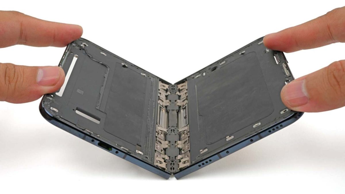 iPhone Duon rakenteessa voi olla ongelma, joka aiheuttaa taittuvan sisänäytön rikkoutumisen. Kuva: iFixit.
