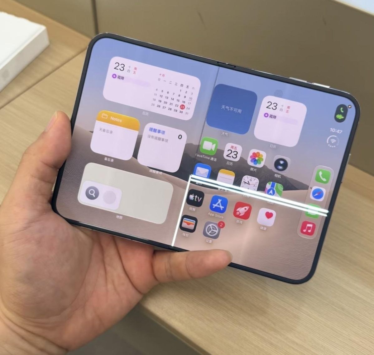 Monen iPhone Duon taittuva sisänäyttö näyttää hajonneen samankaltaisella tavalla.